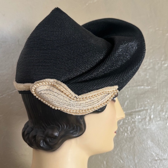 IMPRESSIVE 1940s BLACK STRAW WITH POINTY CROWN - VELOUR & PEARL TRIM + FEATHER - Picture 3 of 13
